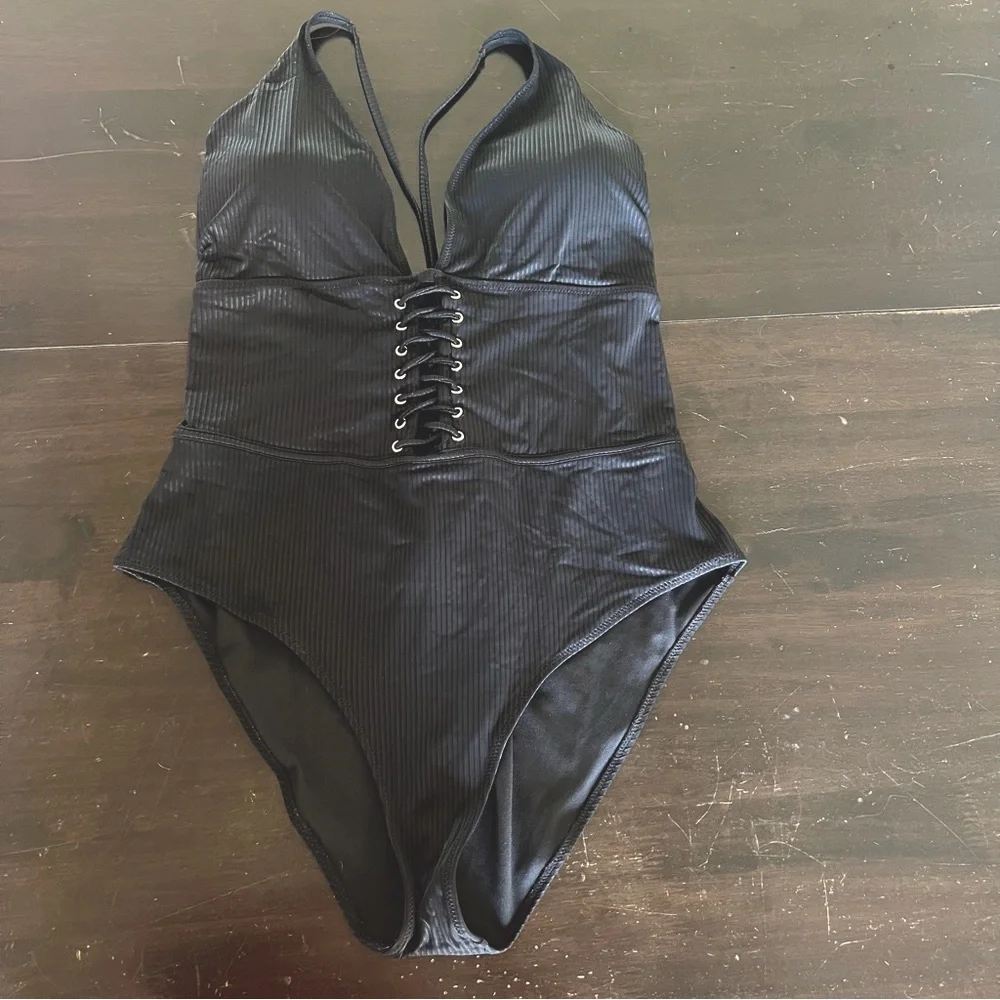 YMI black 3X one piece swimsuit adjustable straps removable pads. Lace up bust